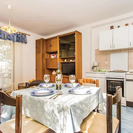 1 Bedroom Awesome In Apartment *